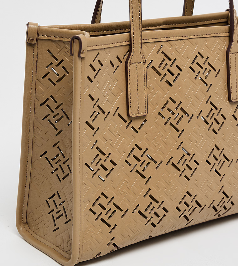 شنطة توت بشعار 