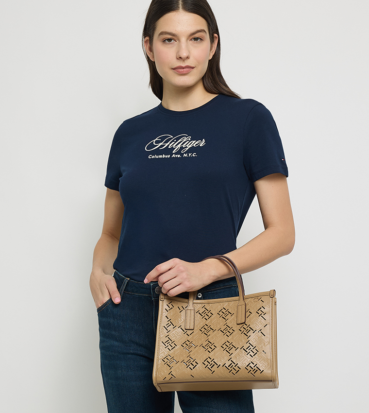 شنطة توت بشعار 