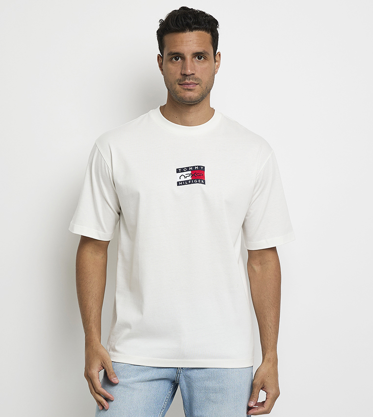 تيشيرت اف 1 بشعار وياقة مستديرة