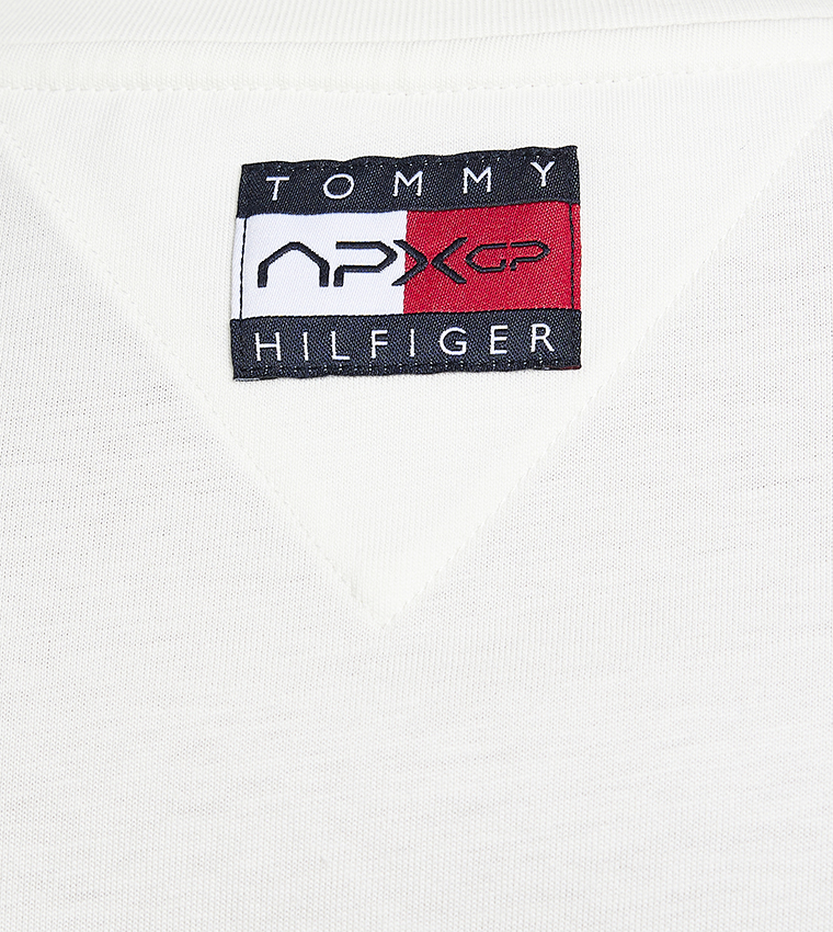 تيشيرت اف 1 بشعار وياقة مستديرة