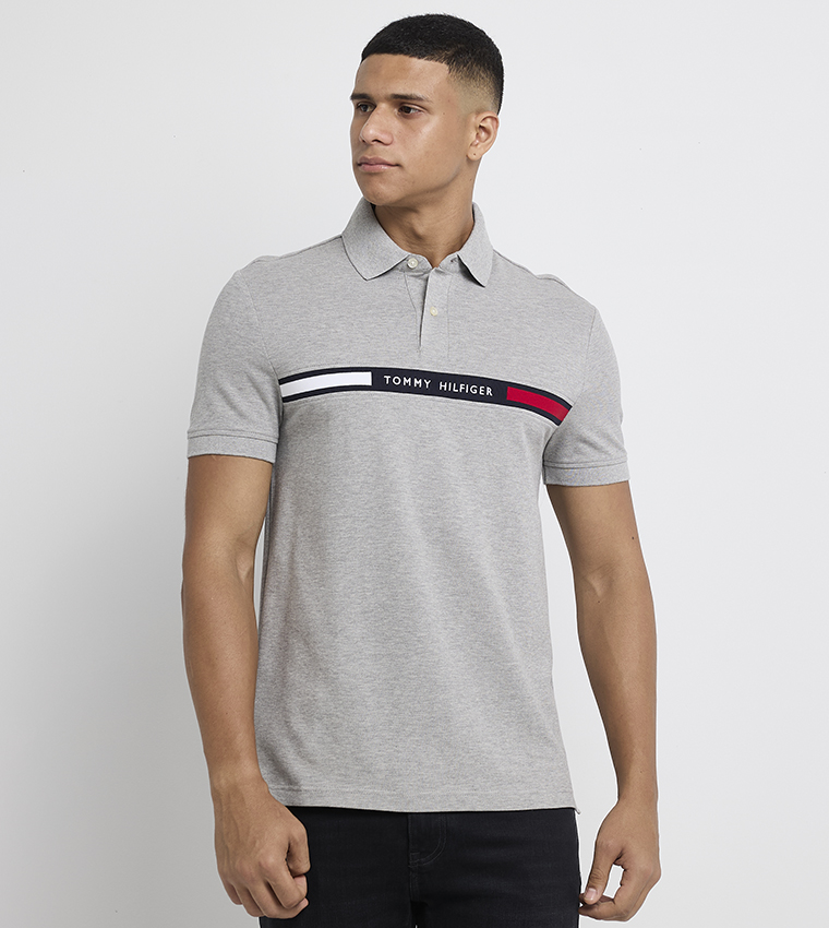 تيشيرت بولو بأكمام قصيرة وشعار 