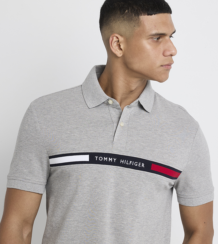 تيشيرت بولو بأكمام قصيرة وشعار 