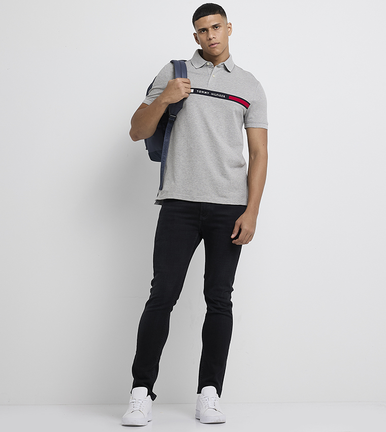 تيشيرت بولو بأكمام قصيرة وشعار 