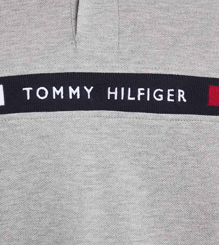 تيشيرت بولو بأكمام قصيرة وشعار 