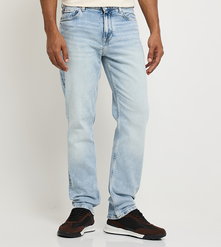 جينز باهت بقصة مستقيمة 