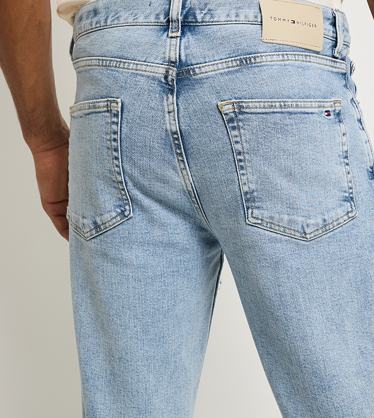 جينز باهت بقصة مستقيمة 