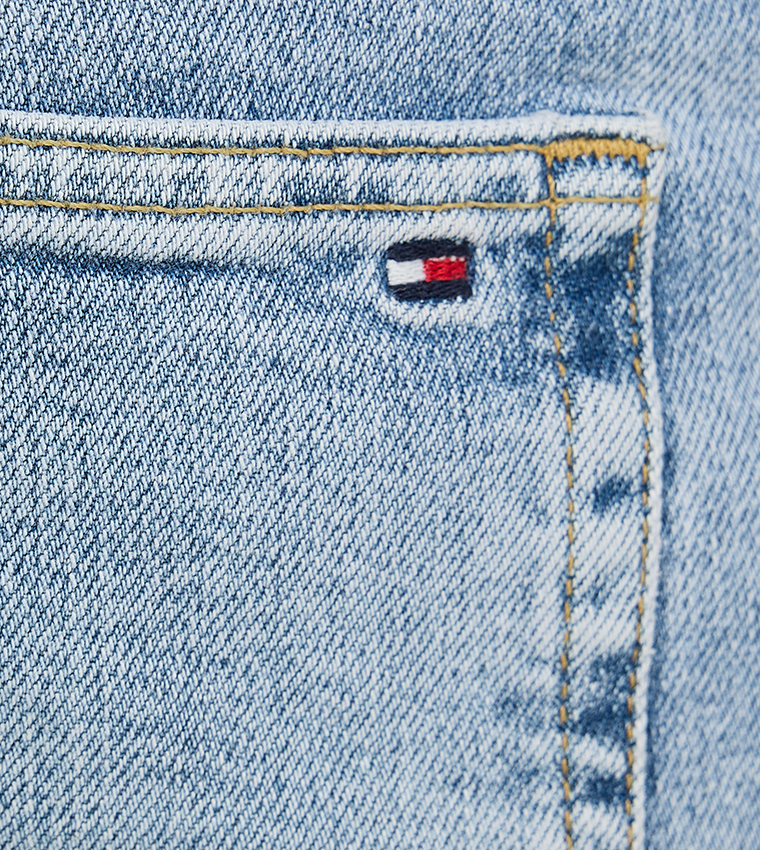 جينز باهت بقصة مستقيمة 