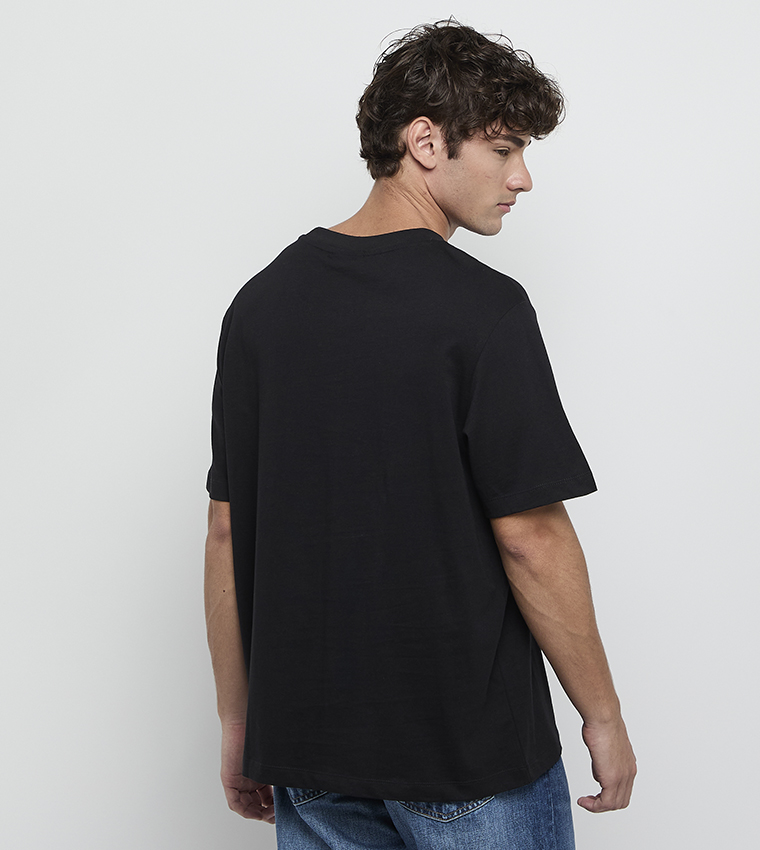 تيشيرت مطرز بشعار وقبة مستديرة 