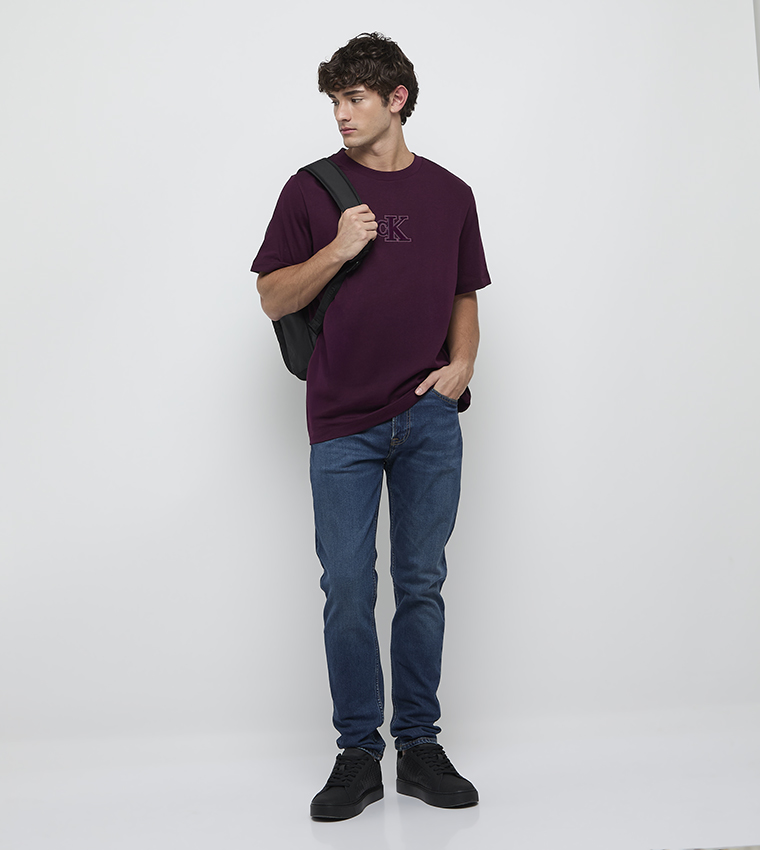 تيشيرت مطرز بشعار وقبة مستديرة 