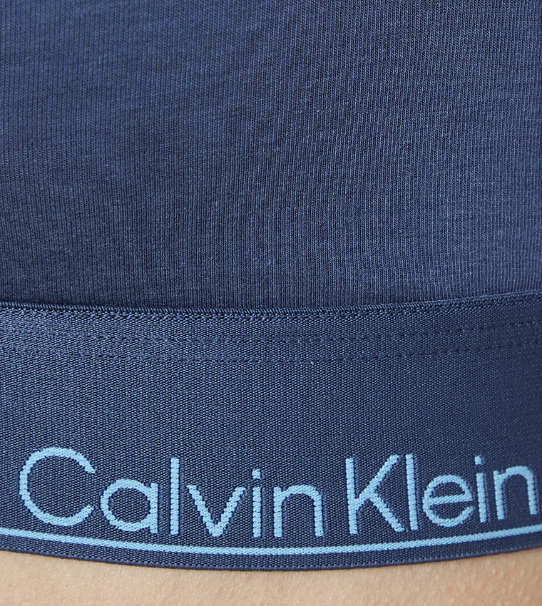 صدرية مثلثة مبطنة خفيفة بخصر مرن بشعار