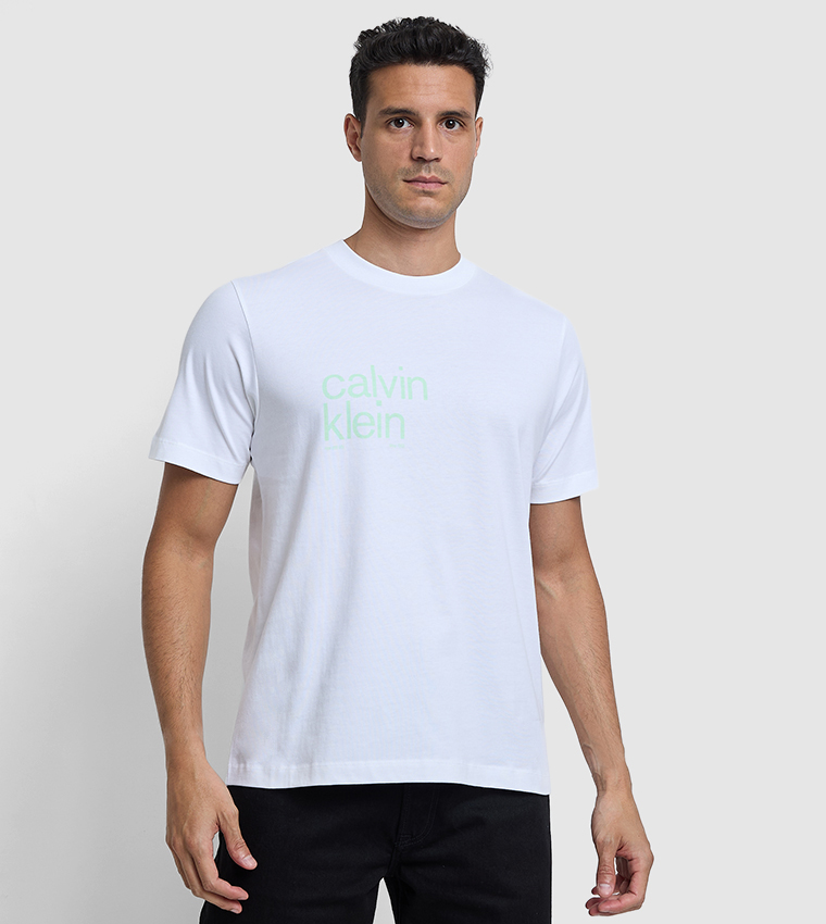 تيشيرت بطبعة شعار وياقة مستديرة 