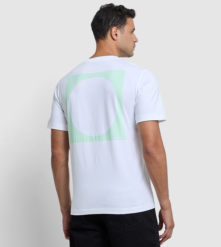 تيشيرت بطبعة شعار وياقة مستديرة 