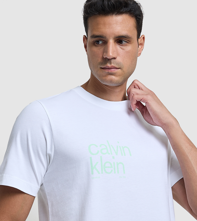 تيشيرت بطبعة شعار وياقة مستديرة 