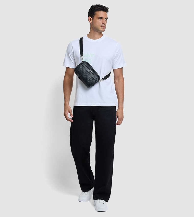 تيشيرت بطبعة شعار وياقة مستديرة 