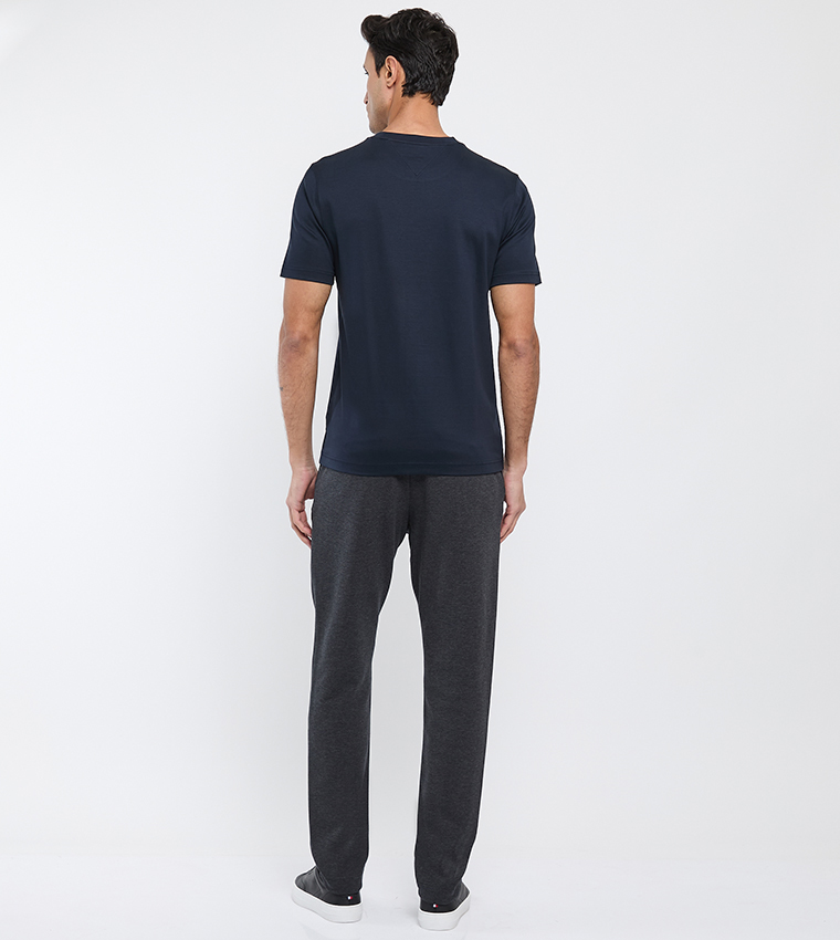 تيشيرت بأكمام قصيرة مطرز بشعار