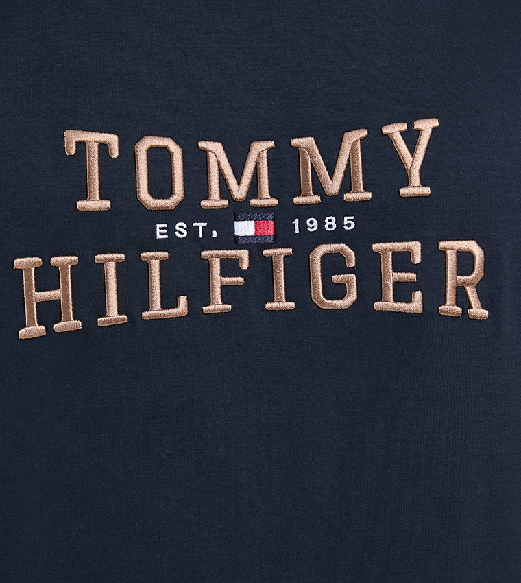 تيشيرت بأكمام قصيرة مطرز بشعار