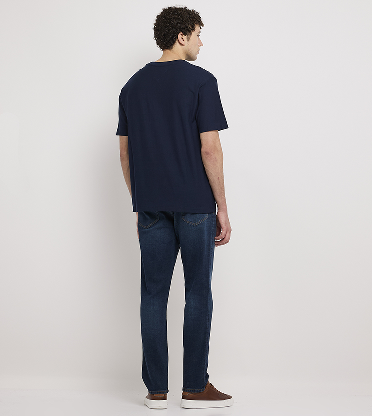 تيشيرت مطرز بشعار وقبة مستديرة 