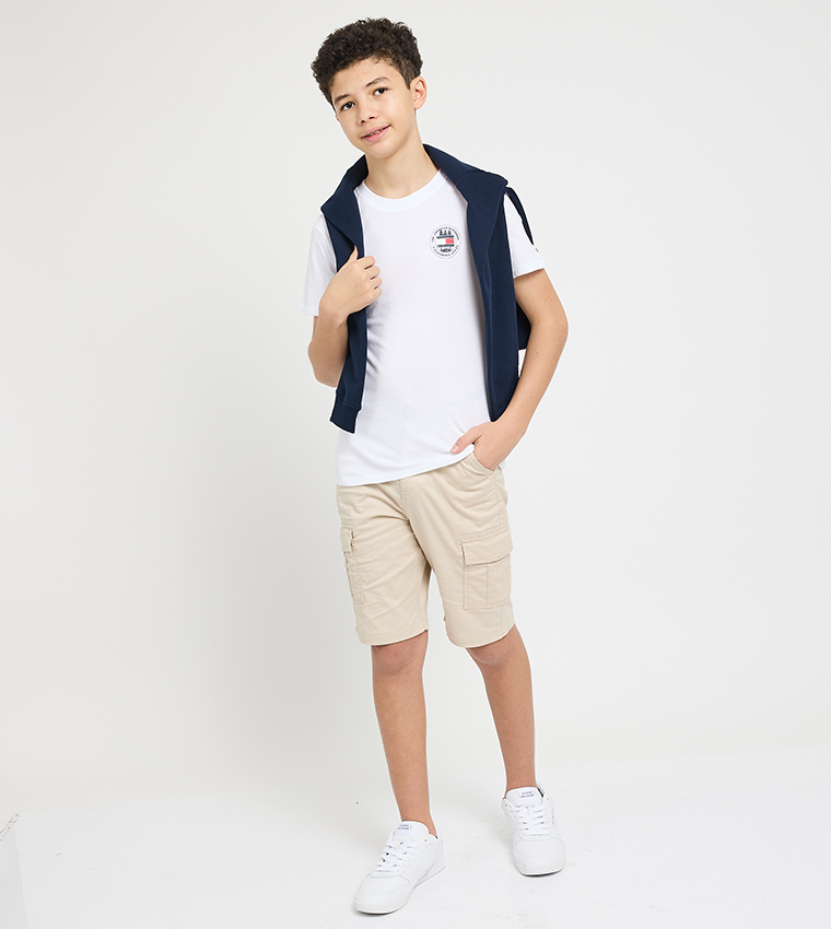 تيشيرت بقبة مستديرة بطبعة شعار