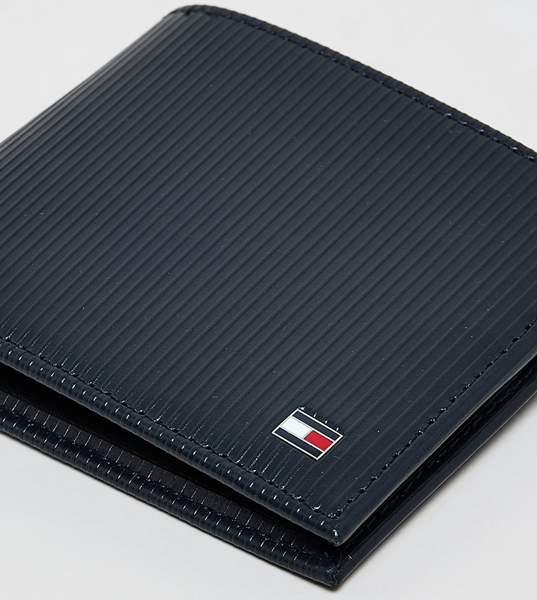 محفظة بشعار