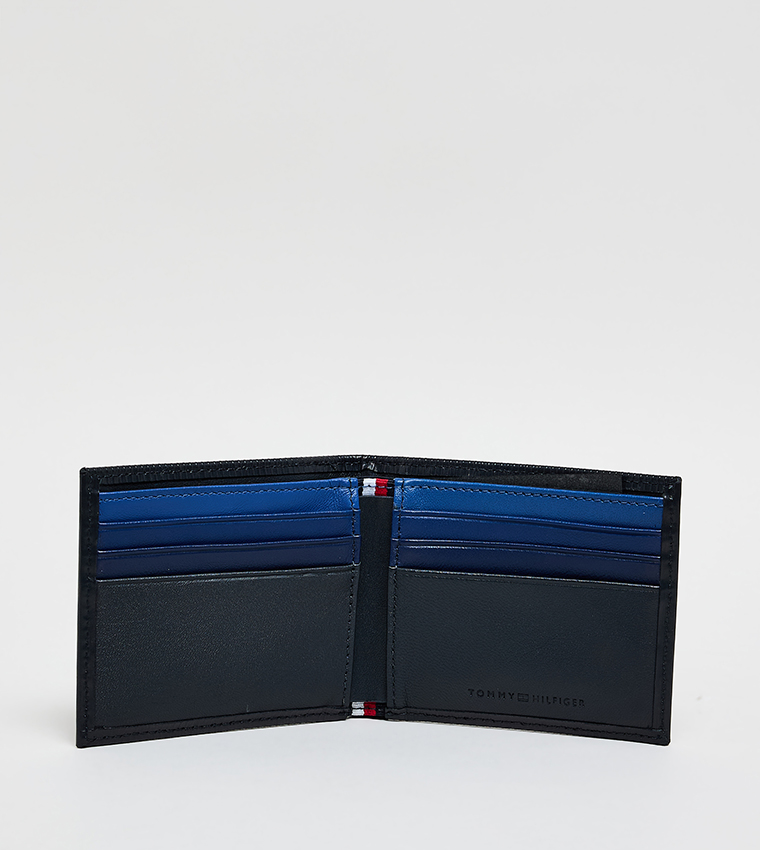 محفظة بشعار