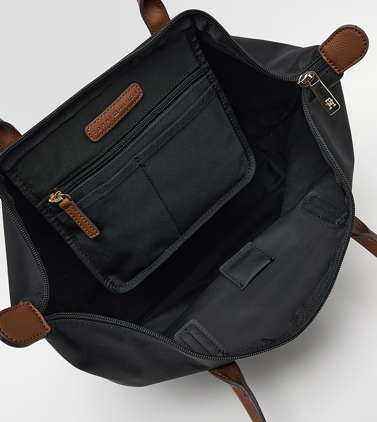 شنطة توت بشعار 