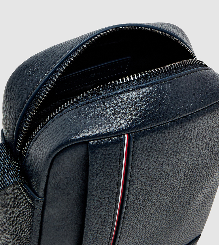 شنطة ريبورتر بشعار وسحاب 