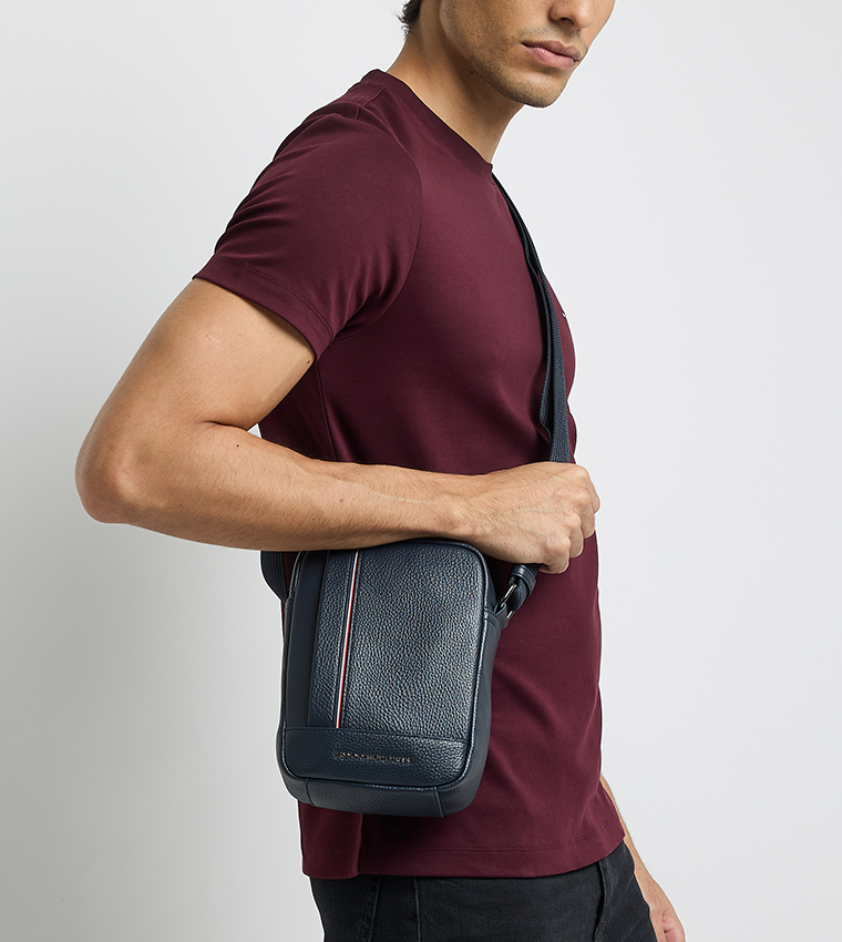 شنطة ريبورتر بشعار وسحاب 