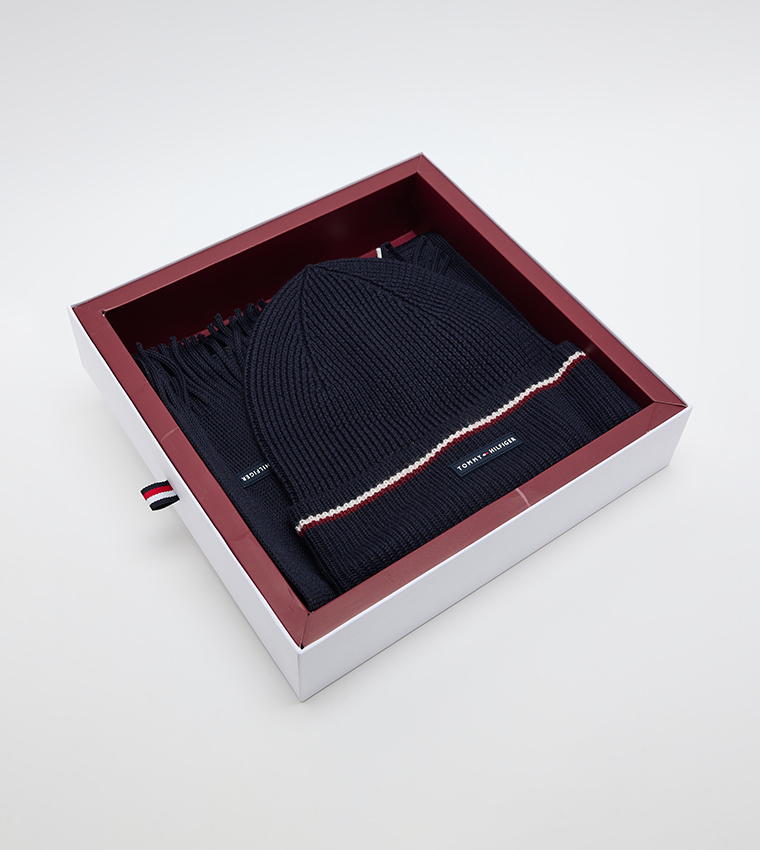 طقم وشاح وقبعة بيني بشعار