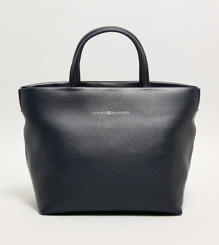 شنطة يد مزينة بشعار 