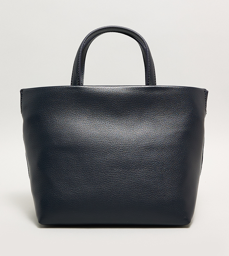 شنطة يد مزينة بشعار 