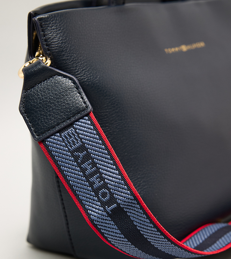 شنطة يد مزينة بشعار 