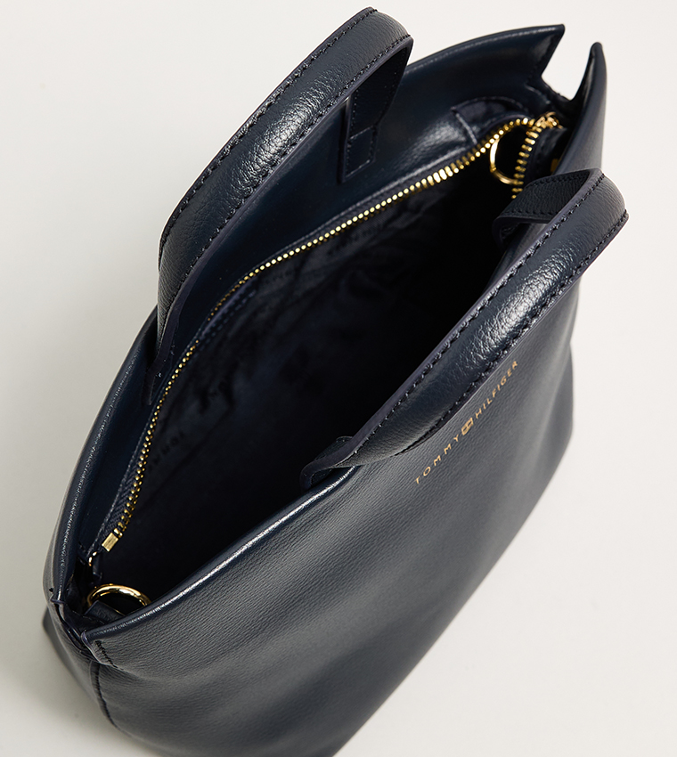 شنطة يد مزينة بشعار 