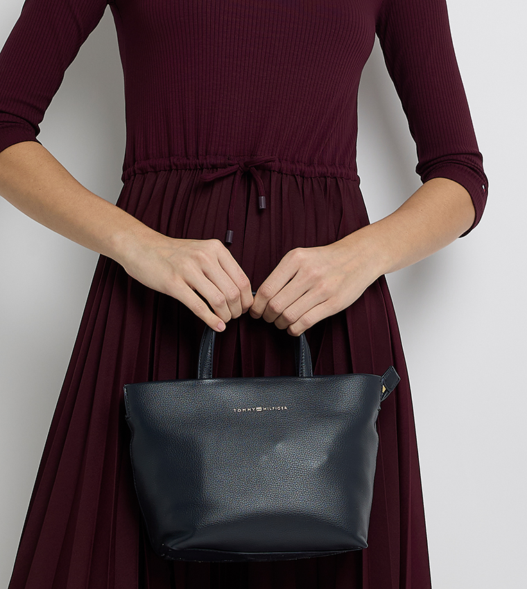 شنطة يد مزينة بشعار 