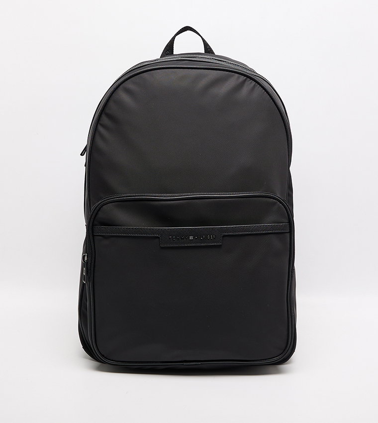 شنطة ظهر بشعار 