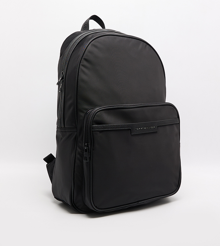 شنطة ظهر بشعار 