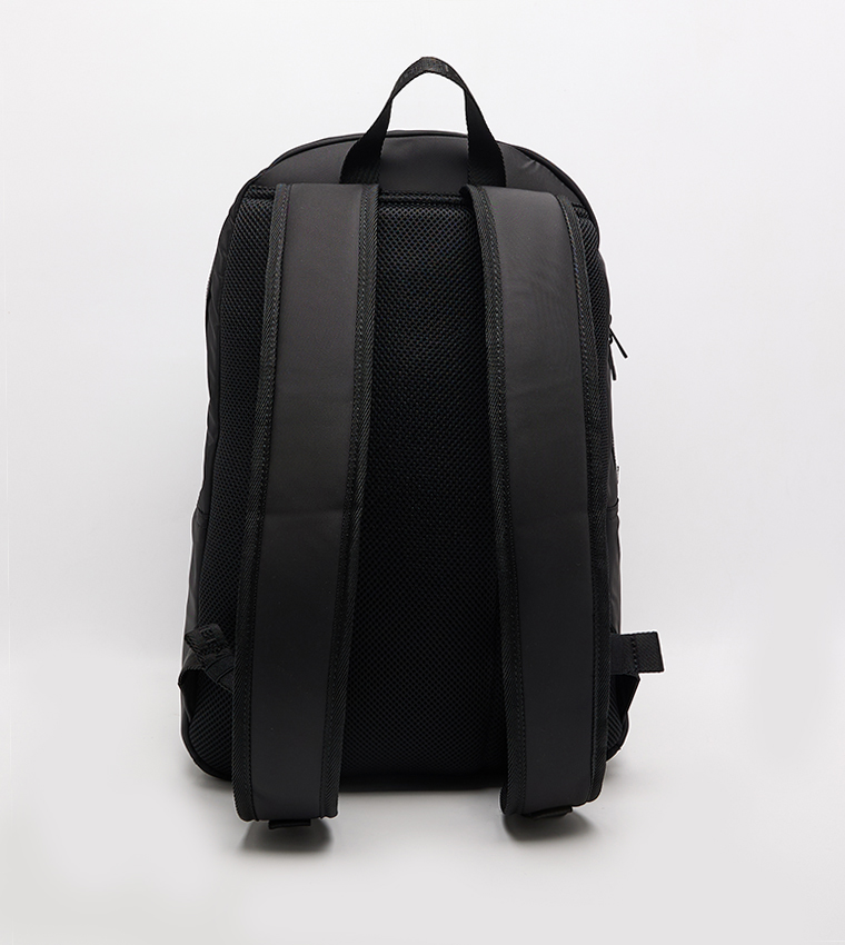 شنطة ظهر بشعار 