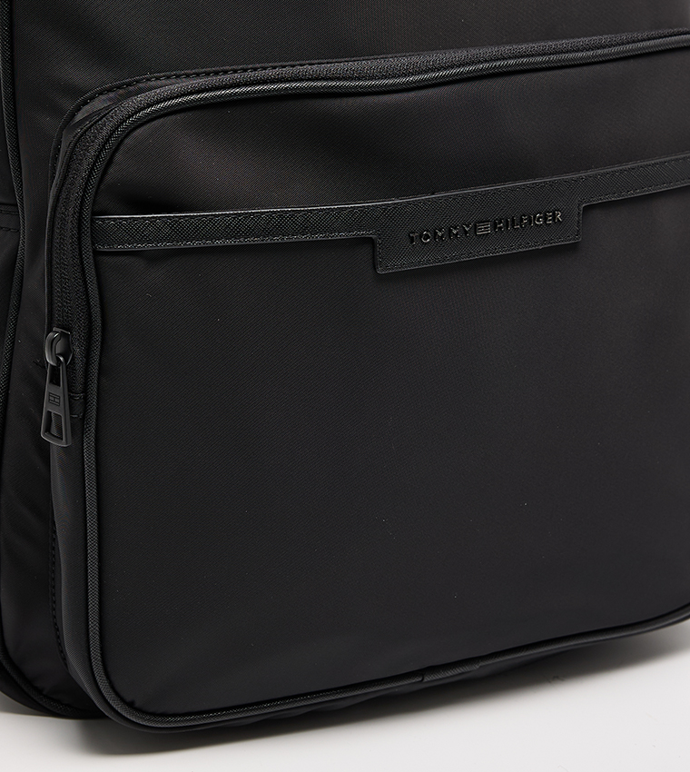 شنطة ظهر بشعار 