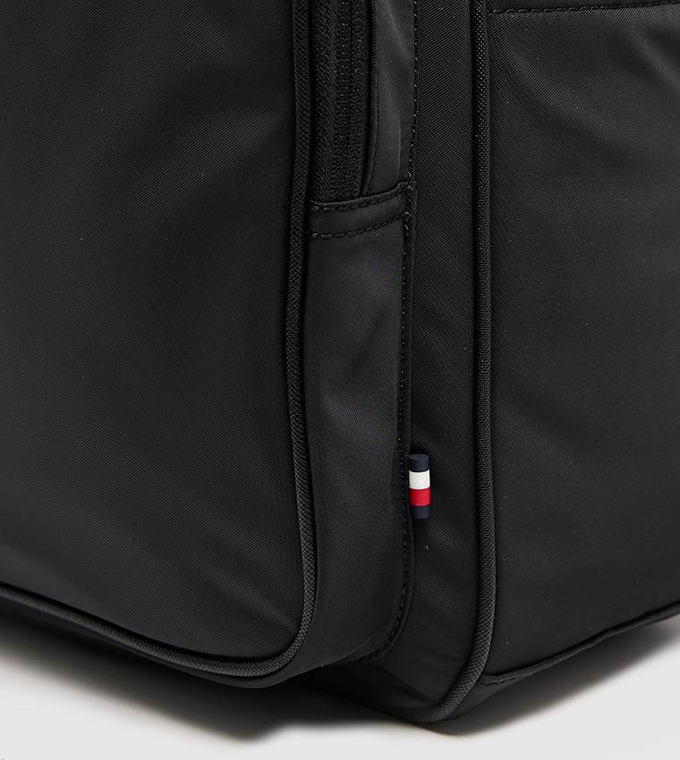 شنطة ظهر بشعار 