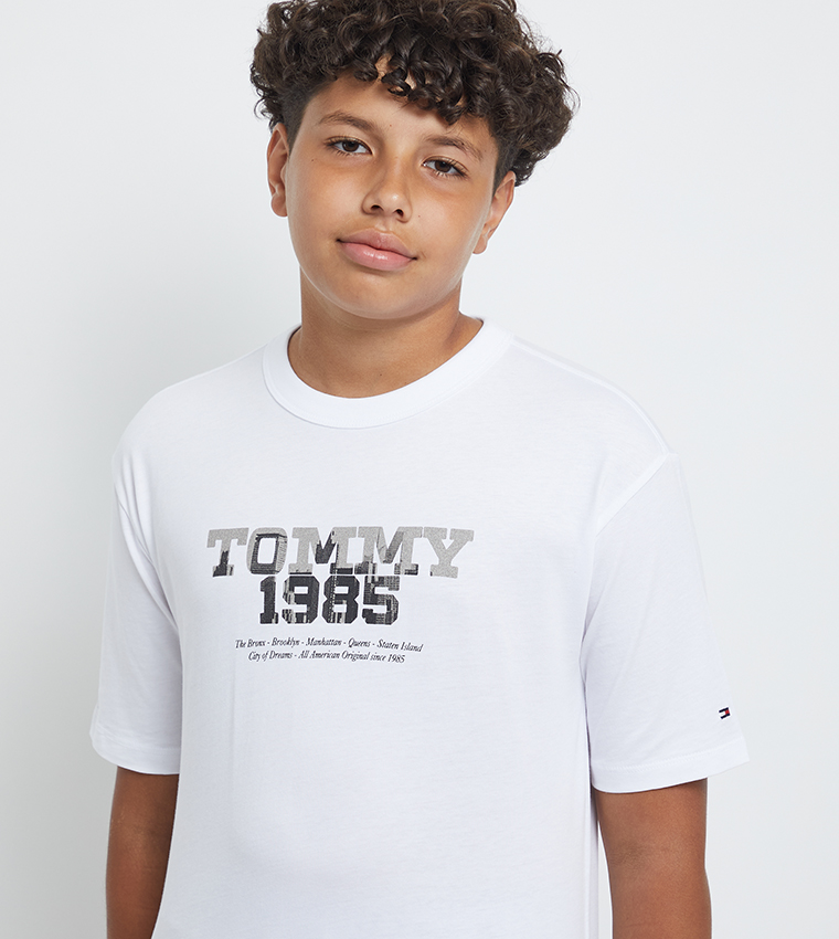 تيشيرت بطبعة شعار وكم قصير