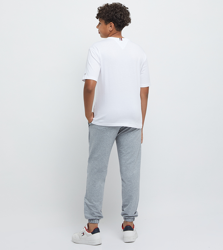 تيشيرت بطبعة شعار وكم قصير