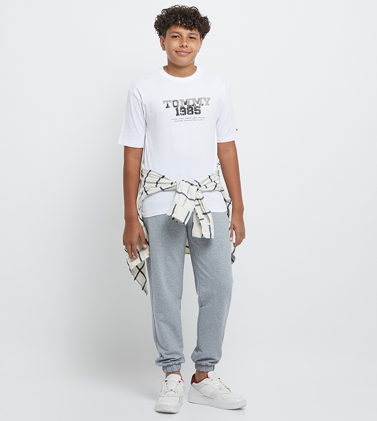 تيشيرت بطبعة شعار وكم قصير