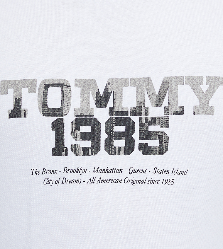 تيشيرت بطبعة شعار وكم قصير