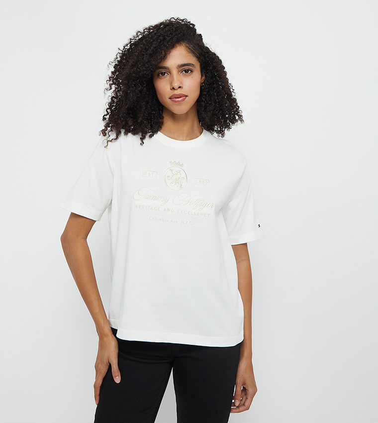 تيشيرت بقبة مستديرة بشعار مطرز 