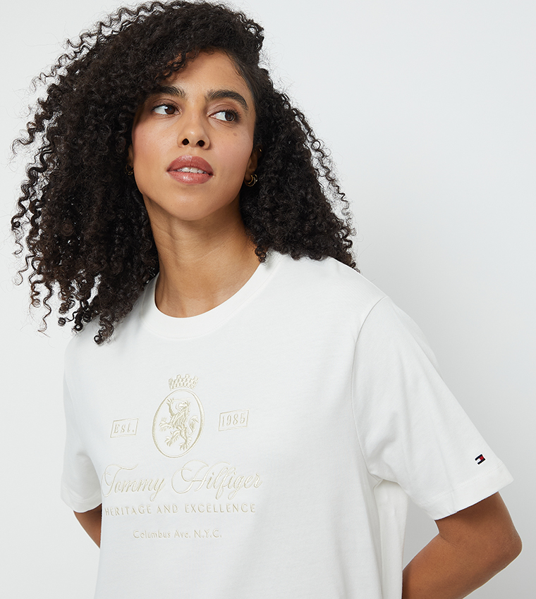 تيشيرت بقبة مستديرة بشعار مطرز 