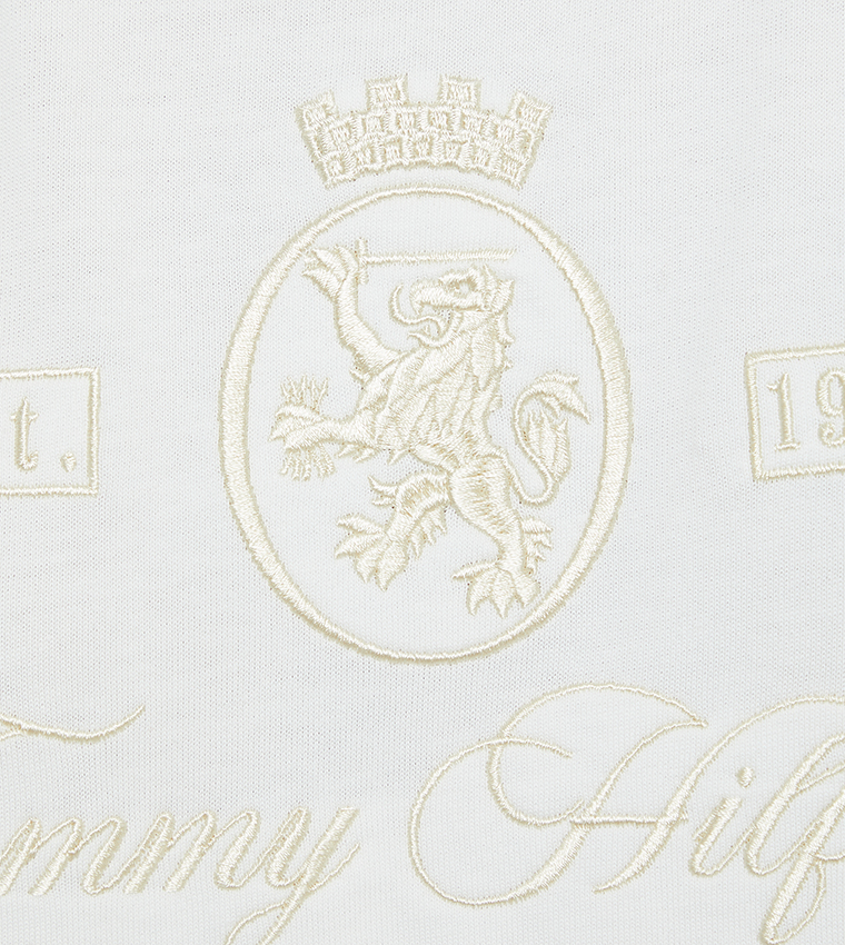 تيشيرت بقبة مستديرة بشعار مطرز 