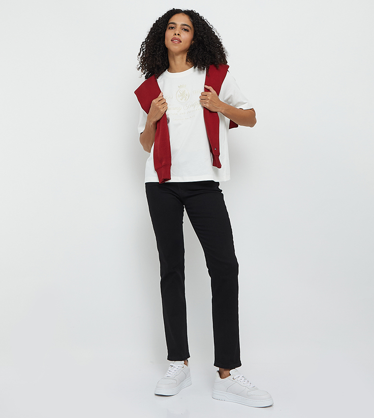 تيشيرت بقبة مستديرة بشعار مطرز 