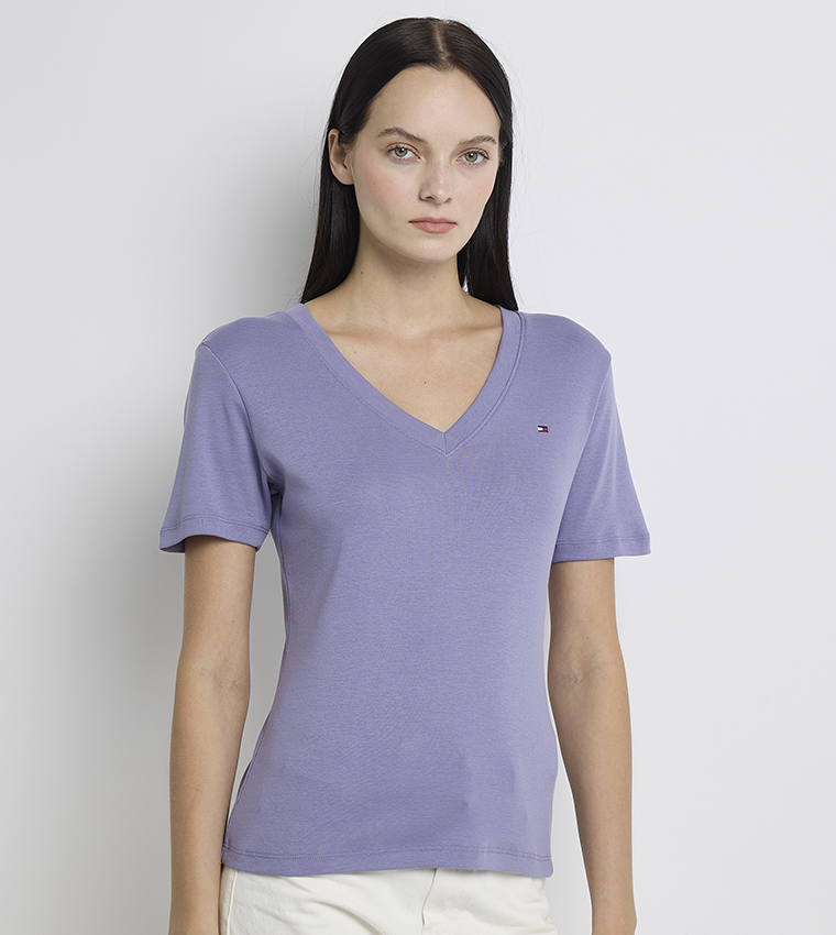 تيشيرت كاجوال برقبة V وشعار