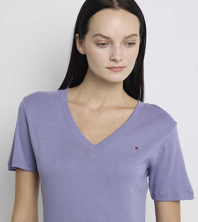 تيشيرت كاجوال برقبة V وشعار