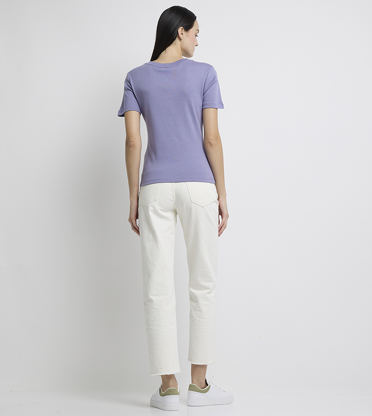 تيشيرت كاجوال برقبة V وشعار