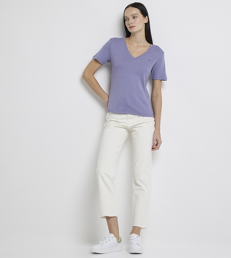 تيشيرت كاجوال برقبة V وشعار